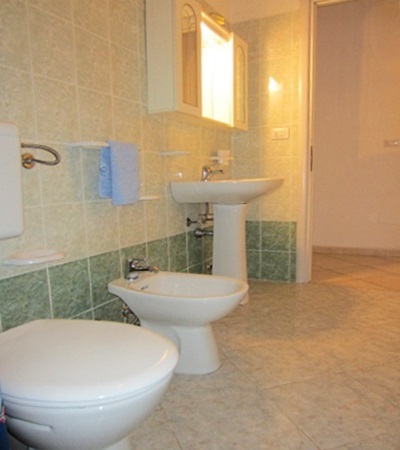 bagno al piano terra casa giglio del mare cod. 144B –